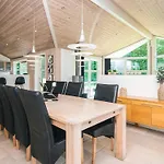Casa de Férias Luxurious Retreat With And Sauna-by Traum Hemmet