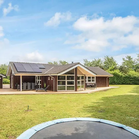 Luxurious Retreat With And Sauna-by Traum